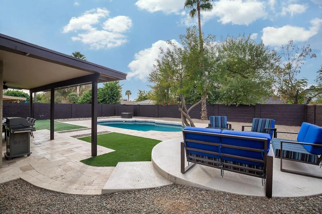 Sparkling Pool, Foosball, Fire Pit, Home Gym Phoenix