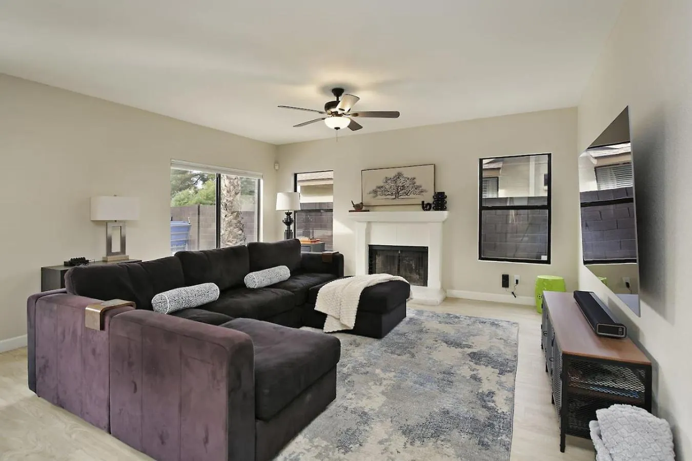 Sparkling Pool, Foosball, Fire Pit, Home Gym Phoenix